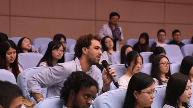現(xiàn)場會(huì)議口譯工作圖片