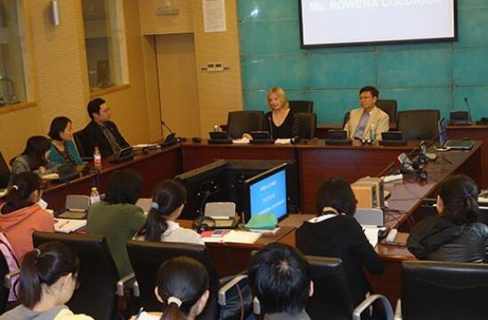 會議現(xiàn)場的口譯工作圖片